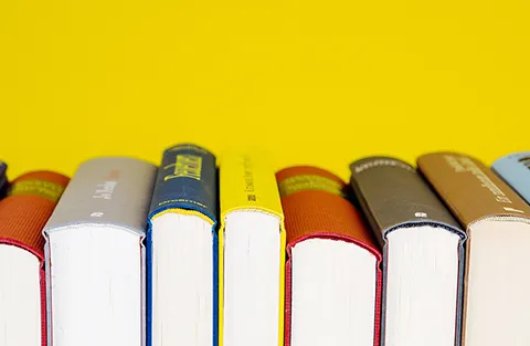 BOXSYS Bücher vor gelben Hintergrund